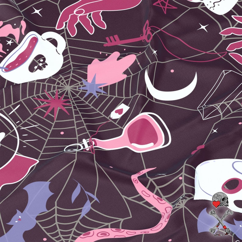 Puede incluir: Tela morada oscura con un patr&oacute;n repetido de s&iacute;mbolos ocultos. El dise&ntilde;o incluye una telara&ntilde;a, botellas de pociones, una luna creciente, una calavera, una mano, una llave y un murci&eacute;lago. La paleta de colores presenta tonos de rosa, morado y blanco.