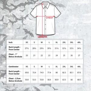Puede incluir: Una camisa blanca de manga corta con una tabla de tallas que muestra las medidas del pecho y la longitud. Las tallas van de XS a 4XL, con medidas en cent&iacute;metros. El fondo presenta un patr&oacute;n de murci&eacute;lagos.