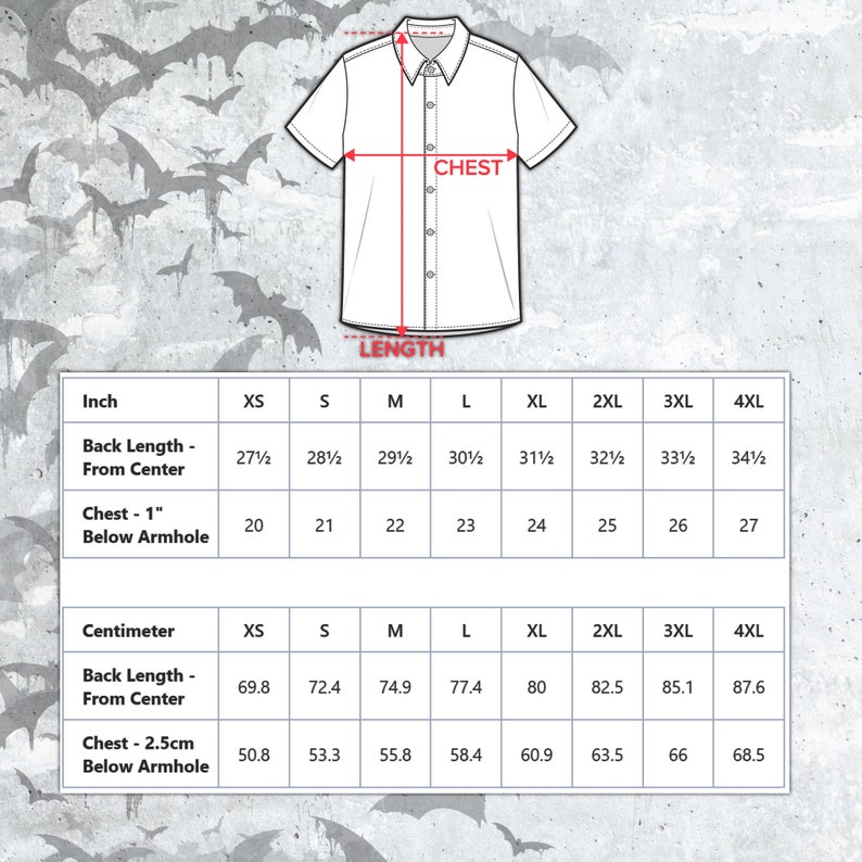 Puede incluir: Una camisa blanca de manga corta con una tabla de tallas que muestra las medidas del pecho y la longitud. Las tallas van de XS a 4XL, con medidas en cent&iacute;metros. El fondo presenta un patr&oacute;n de murci&eacute;lagos.