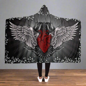 Liebe durch Schmerz Kapuzendecke, Herz und Dornen Fleece-Mantel-Decke in Schwarz, Gothic-Dekor, gruselige Wohnkultur