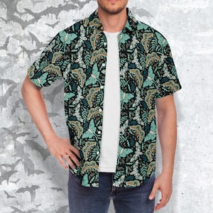 Puede incluir: Una camisa de manga corta con botones, fondo negro y un patr&oacute;n repetido de polillas verdes y marrones y hojas.