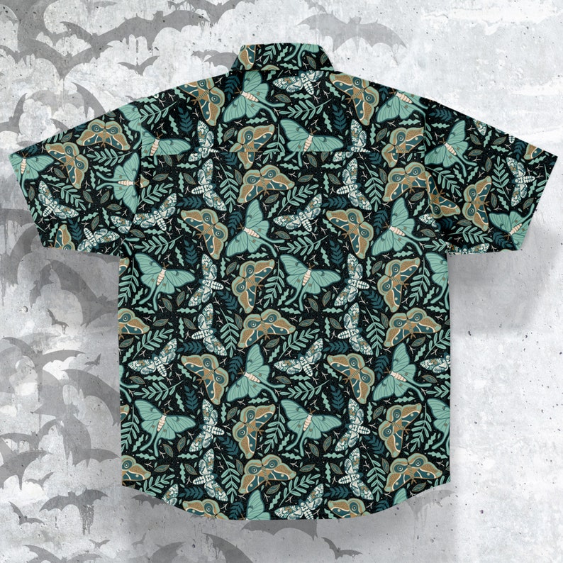 Puede incluir: Una camisa de manga corta con botones, fondo azul oscuro y un patr&oacute;n repetido de polillas verdes y marrones.