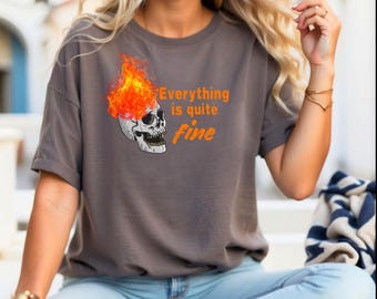Todo está bien, esqueleto, calavera en llamas, camiseta divertida, camiseta de Halloween, camiseta divertida de esqueleto, está bien, estoy bien. Todo está bien, todo lo está.