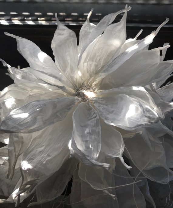 weiße Blüte aus finnischem Papiergarn