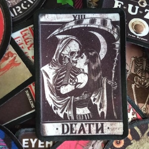 Des squelettes de crânes de cartes de tarot cousent l'écusson. metal black death witch gothique emo rock