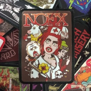 Può includere: Un cerotto ricamato marrone e nero con il nome della band "NOFX" in lettere bianche. Il cerotto presenta un'immagine di cartone animato di un'infermiera con un maiale, un uomo con la faccia da clown e un uomo che fuma una sigaretta. L'infermiera indossa un vestito bianco con una croce rossa sul cappello. Il cerotto ha uno schema di colori rosso, bianco e blu.
