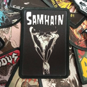 Könnte beinhalten: Schwarz-weiß gestickter Patch mit einer Skelettfigur und dem Text "SAMHAIN 81".