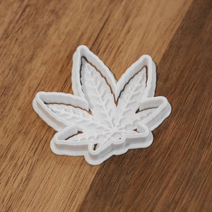 Cannabis Leaf Cookie Cutter and Fondant Stamp, Marijuana Party Favours, Biscuit Gift