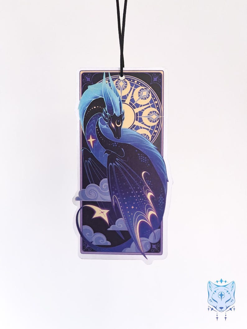Pu&ograve; includere: Un drago blu e viola con un motivo stellato sulle ali &egrave; raffigurato in una cornice decorativa. Il drago &egrave; circondato da nuvole e stelle, e la cornice presenta un design di sole e luna.