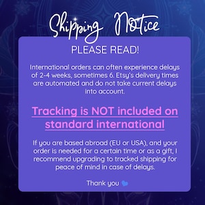 Puede incluir: Un gr&aacute;fico rectangular morado con texto blanco que dice Shipping Notice, PLEASE READ! International orders can often experience delays of 2-4 weeks, sometimes 6. Tracking is NOT included on standard international. Thank you con un coraz&oacute;n azul.