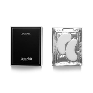 Op de afbeelding: Een zwarte doos met witte tekst met de tekst "DEEP RENEWAL EYE PATCH MASK" en "la parfait cosmetics". Daarnaast een zilveren verpakking met twee witte, niervormige oogpleisters. De achtergrond is wit.