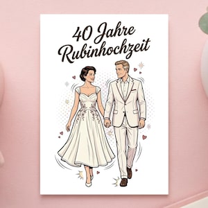 Könnte beinhalten: Eine rechteckige Grußkarte mit einer Comic-Illustration eines Paares, das Händchen hält. Der Text 40 Jahre Rubinhochzeit ist oben in Dunkelbraun gedruckt. Das Paar trägt formelle weiße Kleidung vor einem weißen Hintergrund.