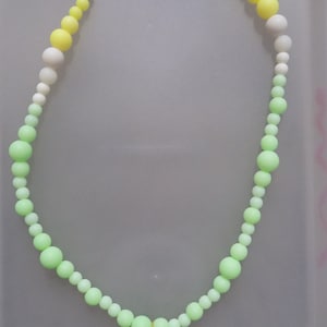 Colar feito à mão com miçangas branco amarelo verde Sumikko Gurashi adorável pinguim charme Tonkatsu Fanmade