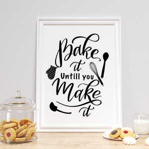 Może przedstawiać: Biała rama z czarnym tekstem, kt&oacute;ry brzmi "Bake it until you make it". Tekst jest napisany odręcznie i otoczony narzędziami kuchennymi.