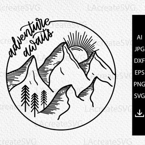 冒険が待っています svg、山の svg ファイル シルエット、キャンプ svg、旅行 svg T シャツ デザイン、冒険の時間 svg、