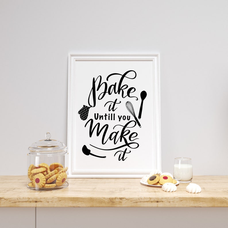 Może przedstawiać: Biała rama z czarnym tekstem, kt&oacute;ry brzmi "Bake it until you make it". Tekst jest napisany odręcznie i otoczony narzędziami kuchennymi.