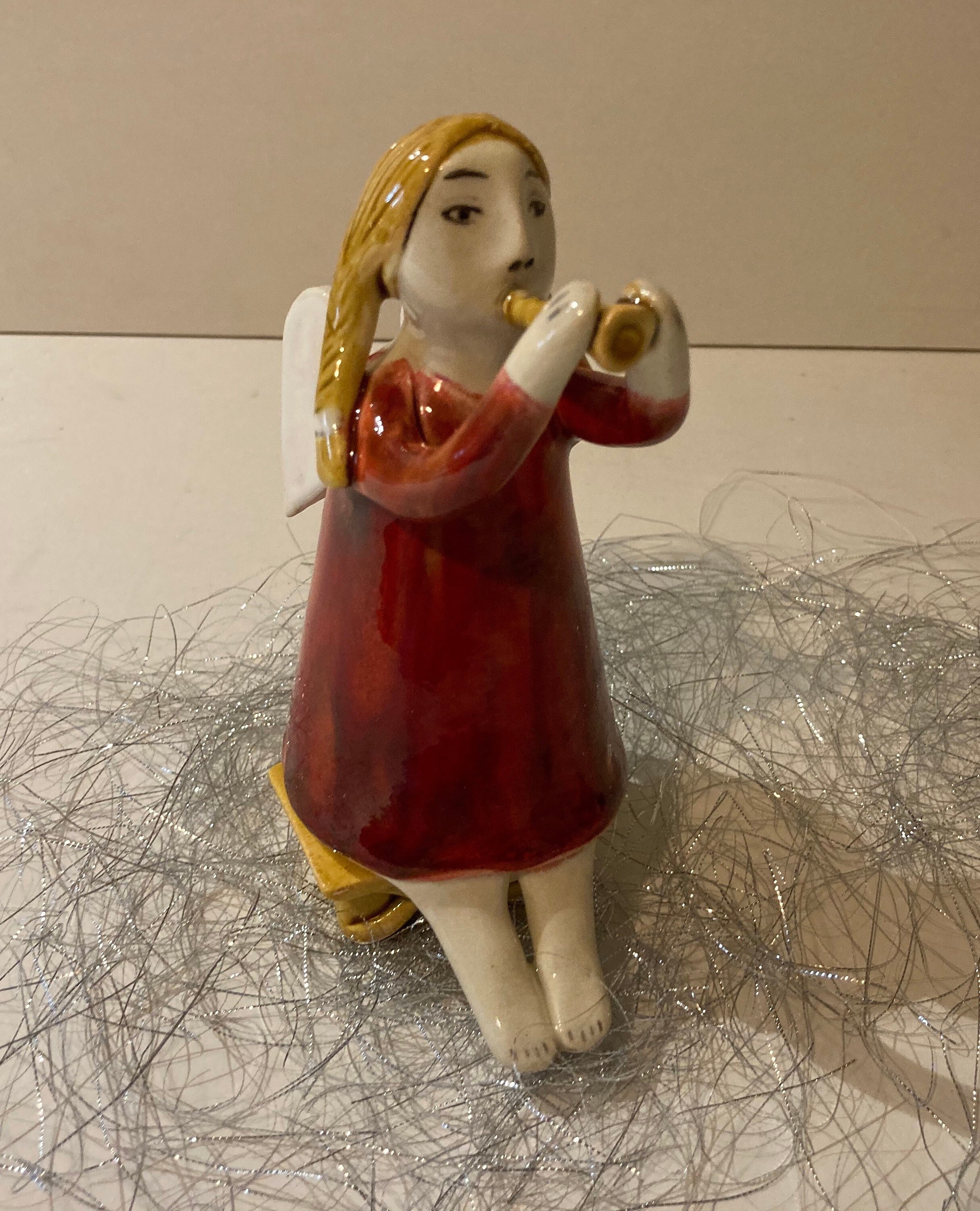 Ange avec Cor Assis sur Un Banc, Sculpture en Faïence