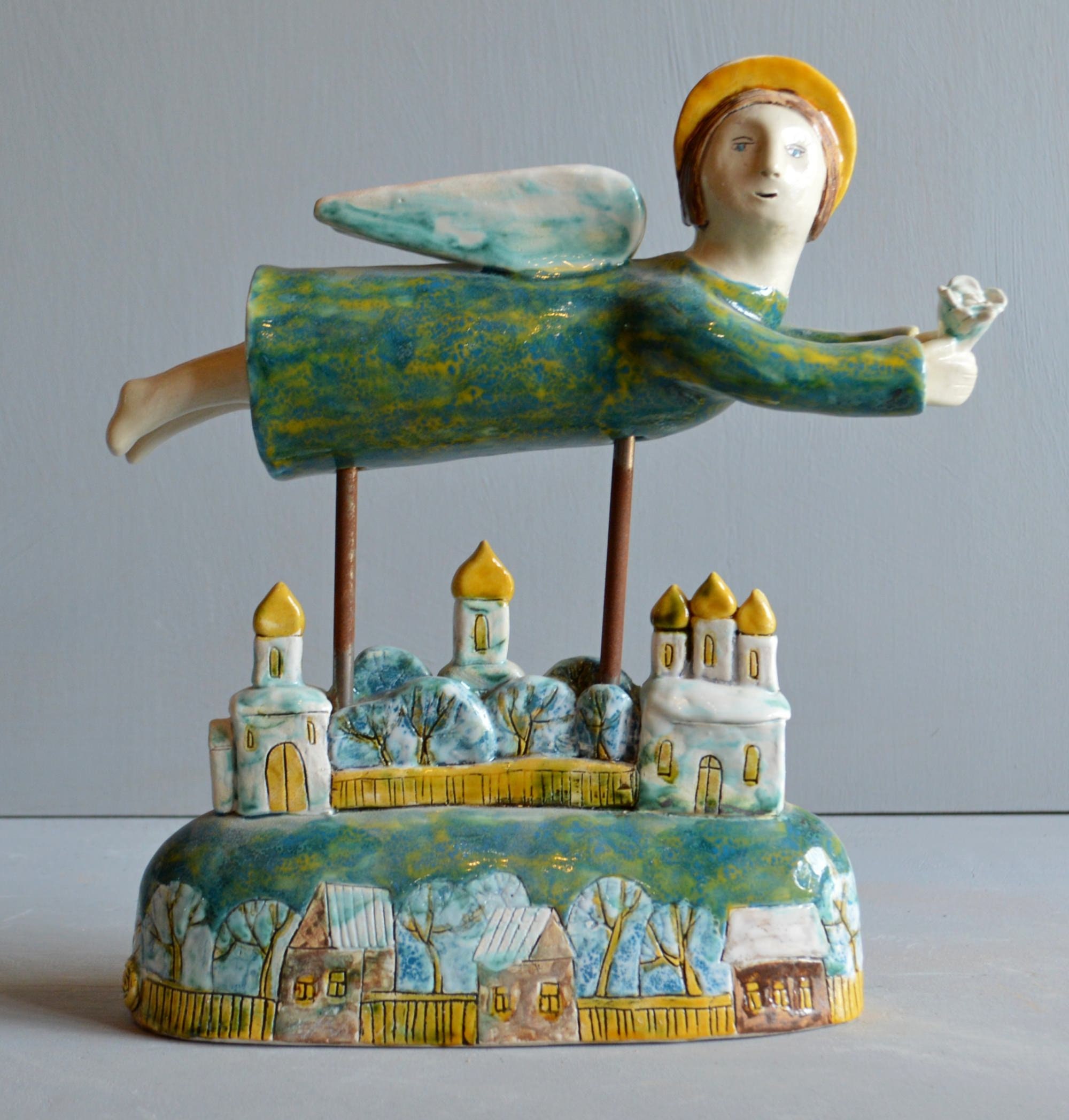 Ange Volant Au Dessus de La Ville - Sculpture en Céramique