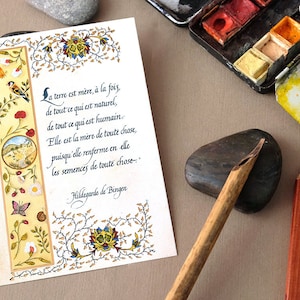 Carte postale illustrée à l'aquarelle avec son texte calligraphié et son enveloppe, Hildegarde de Bingen