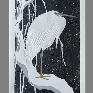 Silberreiher auf schneebedecktem Zweig - nach einem Entwurf von Ohara Shoson von 1927 Original Handgefertigter 4 Farben Holzschnitt mit zusätzlicher Prägung.