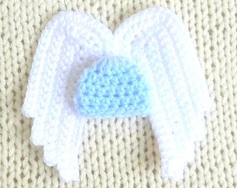 Virkade änglavingar och liten mössa, minneslåda för missfall eller dödfödsel