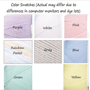 Puede incluir: Muestras de color de hilo en varios colores, incluyendo morado, blanco, rosa, arco&iacute;ris pastel, gris, azul, verde y amarillo. El texto "Color Swatches" y una exenci&oacute;n de responsabilidad sobre las variaciones de color tambi&eacute;n est&aacute;n presentes.