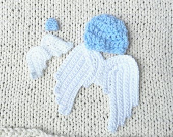 Alas de ángel de ganchillo y pequeño sombrero: recuerdo de aborto espontáneo o muerte fetal.
