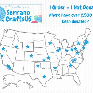Puede incluir: Un mapa de los Estados Unidos con estrellas azules que marcan ubicaciones. El texto dice "1 Pedido = 1 Sombrero Donado" y "&iquest;D&oacute;nde se han donado m&aacute;s de 2.500 sombreros?" El logotipo de Serrano CraftsUS est&aacute; en la parte superior.