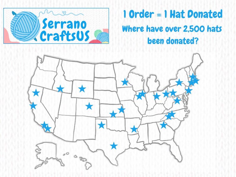 Puede incluir: Un mapa de los Estados Unidos con estrellas azules que marcan ubicaciones. El texto dice "1 Pedido = 1 Sombrero Donado" y "&iquest;D&oacute;nde se han donado m&aacute;s de 2.500 sombreros?" El logotipo de Serrano CraftsUS est&aacute; en la parte superior.