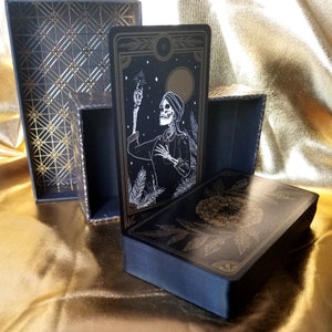Drie dozen. Jij stuurt mij de maten van je decks. Ik maak elke doos met de hand zodat deze perfect bij je decks past. Jij kiest de kleuren. Elke doos is uniek.