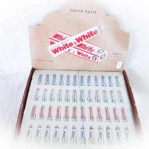 Miniature Toothpaste Necklaces, Salesman Sample Box, Complete, 4 Different Kinds. Crest, Colgate, Aim, Ultra Brite. With Chains 48 pendants.