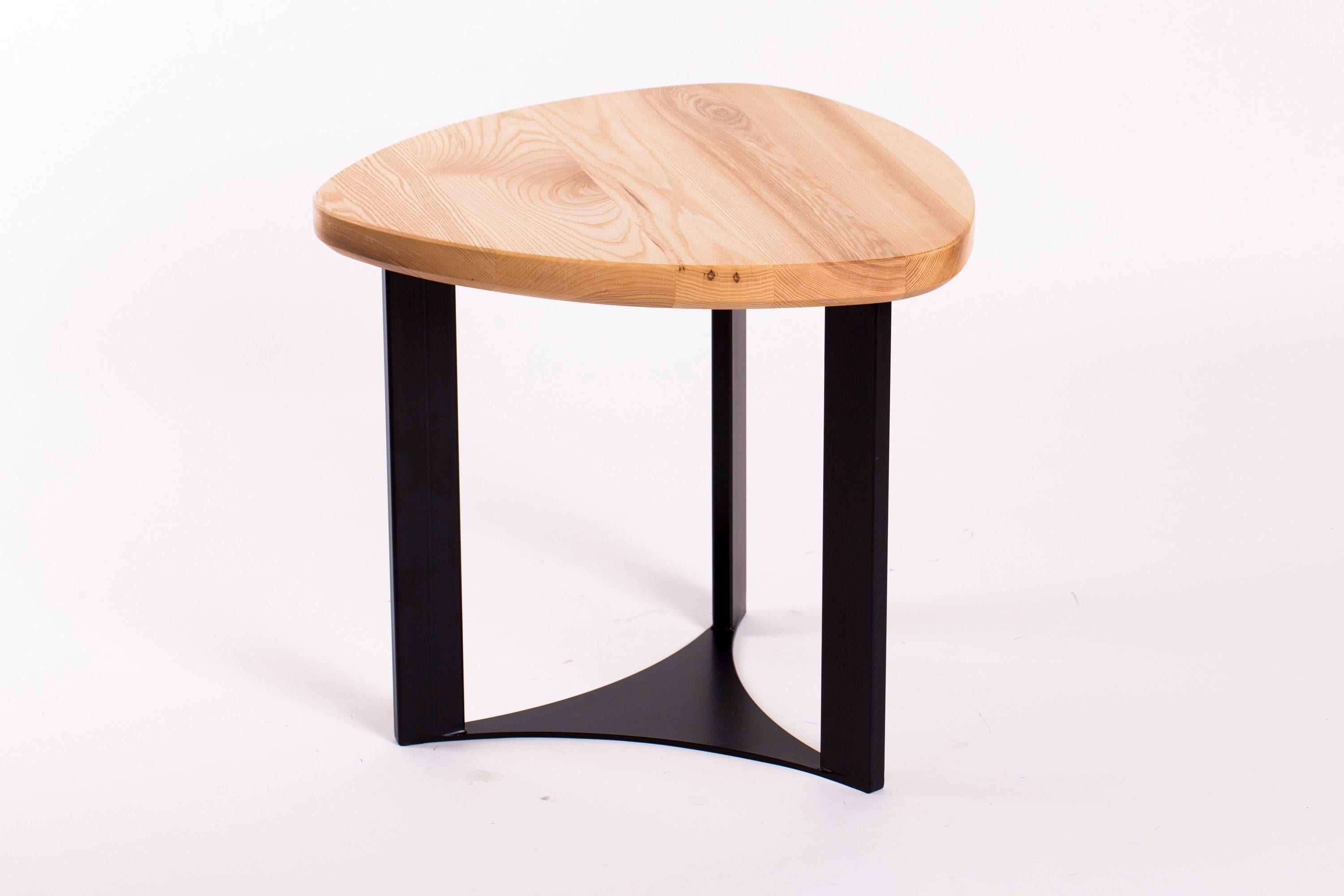 Table Basse Table en Bois Table Triangulaire - Cendres Une Moderne à Base de Métal