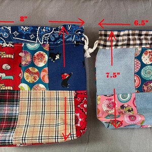 Może przedstawiać: Dwie patchworkowe torby ze sznurkiem. Większa torba ma 20 cm szerokości i wzory kot&oacute;w i kwiat&oacute;w. Mniejsza torba ma 16,5 cm szerokości i 19 cm wysokości, z wzorami dżinsowymi i kwiatowymi. Obie torby mają białe sznurki.