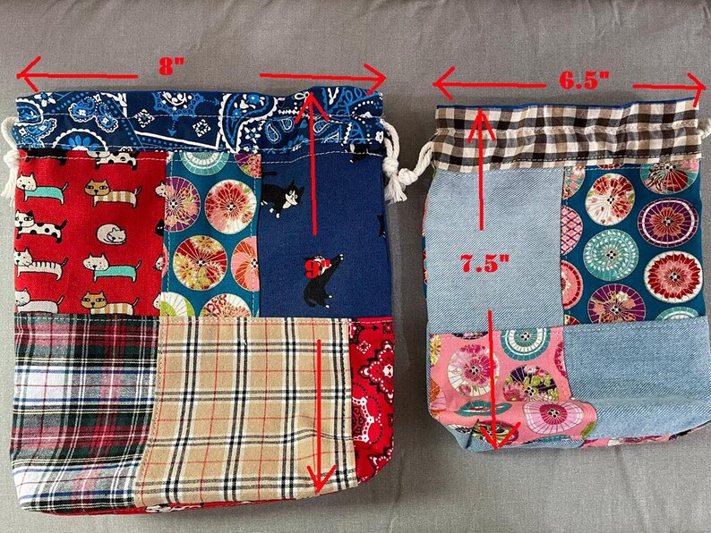 Może przedstawiać: Dwie patchworkowe torby ze sznurkiem. Większa torba ma 20 cm szerokości i wzory kot&oacute;w i kwiat&oacute;w. Mniejsza torba ma 16,5 cm szerokości i 19 cm wysokości, z wzorami dżinsowymi i kwiatowymi. Obie torby mają białe sznurki.