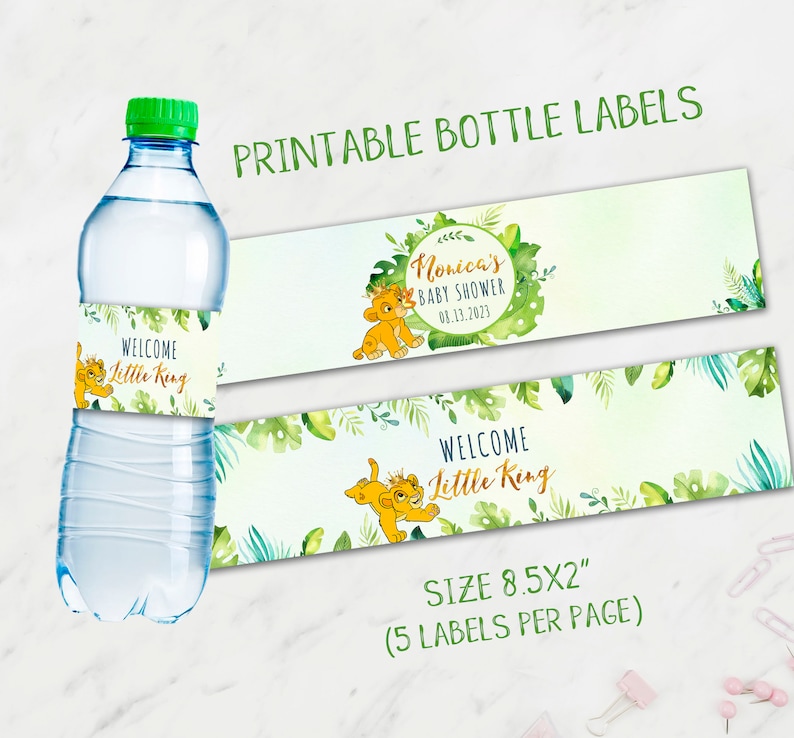 Puede incluir: Etiquetas imprimibles para botellas de agua con un tema de jungla con hojas verdes y un cachorro de le&oacute;n de dibujos animados. Las etiquetas dicen "Bienvenido Peque&ntilde;o Rey" y "Baby Shower de M&oacute;nica 08.13.2023". Las etiquetas miden 8,5 pulgadas por 2 pulgadas y hay 5 etiquetas por p&aacute;gina.