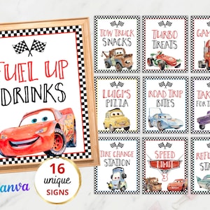 Puede incluir: Una impresión enmarcada con el texto "FUEL UP DRINKS" y una ilustración de coche de carreras rojo. Alrededor del marco hay 16 letreros únicos con frases temáticas de coches como "Turbo Treats" y "Luigi's Pizza". Los letreros tienen un borde a cuadros.