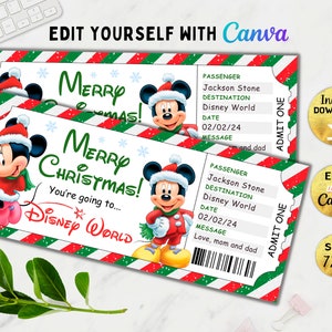Puede incluir: Diseño de billete de Disney World con temática navideña con Mickey Mouse con gorro y bufanda de Papá Noel. Los billetes tienen un borde a rayas rojas y verdes con el texto "Merry Christmas!" y "You're going to... Disney World."