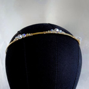 Diadema ajustable de latón martillado y cristal de Swarovski, talla para adulto.