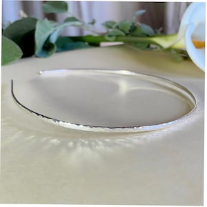 エレガントなハンドメイドのスターリングシルバー製ハンマーヘッドバンド（大人用）