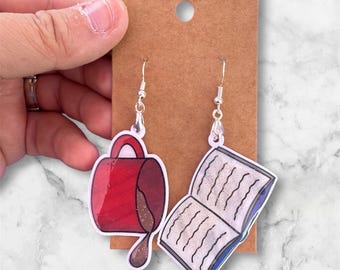 Pendientes de libro y café desparejados: regalo con purpurina para amantes de la lectura