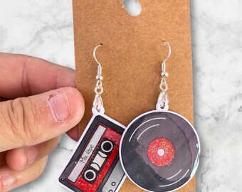 Pendientes de música retro desiguales: disco de vinilo y cinta de casete