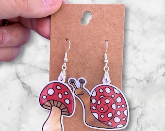 Pendientes con diseño de cabaña, con forma de hongo, caracol y bosque, desiguales, originales, únicos, con un toque amaderado, llamativos, colgantes.