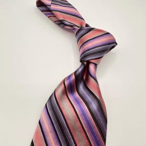 Cravatta vintage a righe 100% seta di Ted Baker London - una serie di righe straordinarie. Condizioni eccellenti.