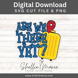 Op de afbeelding: Een digitaal snijbestand en een PNG-ontwerp in blauw en geel met een koffer met een rode pin en de tekst "Are We There Yet?"  Het ontwerp is perfect voor het maken van knutselwerk, stickers en andere projecten.
