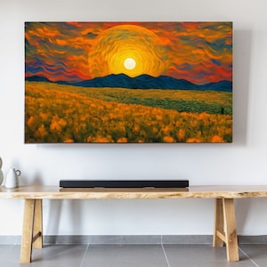Può includere: Un dipinto che rappresenta un tramonto su un campo di fiori gialli con montagne sullo sfondo. Il sole è di un arancione e un giallo brillante, e il cielo è un mix di arancione, rosso e viola.