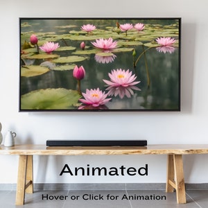Könnte beinhalten: Ein Fernsehbildschirm zeigt ein Standbild von rosa Seerosen, die auf einem Teich schwimmen. Der Fernseher ist an einer weißen Wand über einem Holzregal mit einer schwarzen Soundbar montiert.