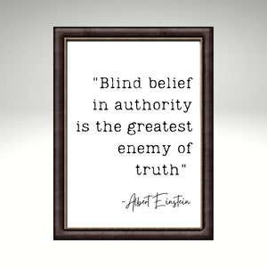 Może przedstawiać: Czarny obraz w ramie z białym tłem i cytatem Alberta Einsteina: "Ślepa wiara w autorytet jest największym wrogiem prawdy".