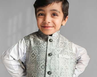 Chandi Grå Broderi Koti Väst Baby Kids; Ramadan, Eid, Kurta Pyjama, Shalwar Kameez, Thobe; Pakistan och indiska, Bröllop, Shaadi, Holi