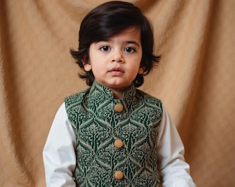 Joon Embroidery Green Koti - Baby Boy Kurta Pyjama / Shalwar Kameez / Thobe - Pakistani och indian, Ramadan, Eid, Bröllop, Shaadi, Mehendi