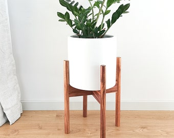 K&K Interiors 16581A-WH Set of 3 Modern White Ceramic Pots on Wooden Stands K&K Interiors 16581A-WH Set of 3 Modern White Ceramic Pots on Wooden Stands